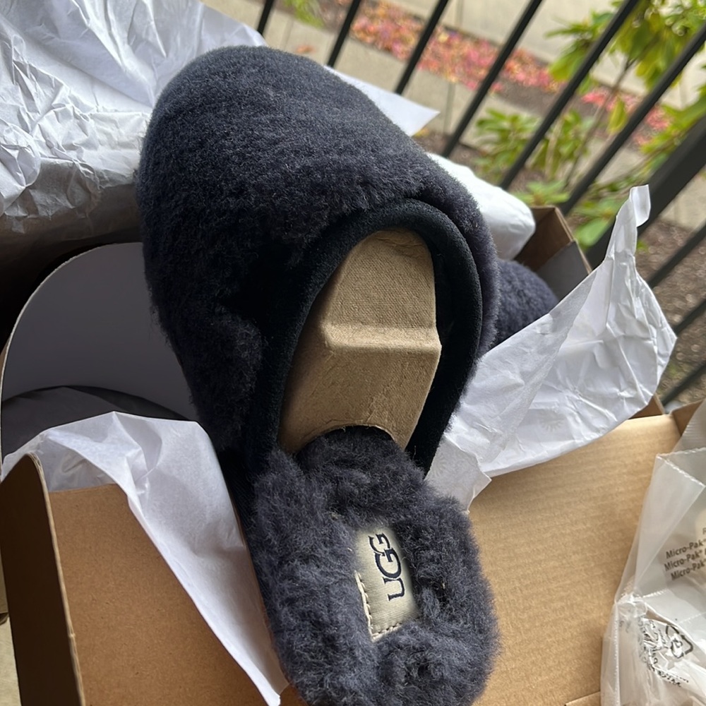 NWB UGG  Women’s slipper new in box size US 9 true navy fluffy 100% Wool new box